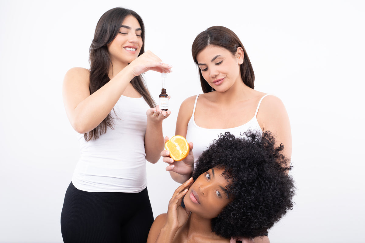 Trois femmes partagent un moment de soin avec un sérum Taïmo